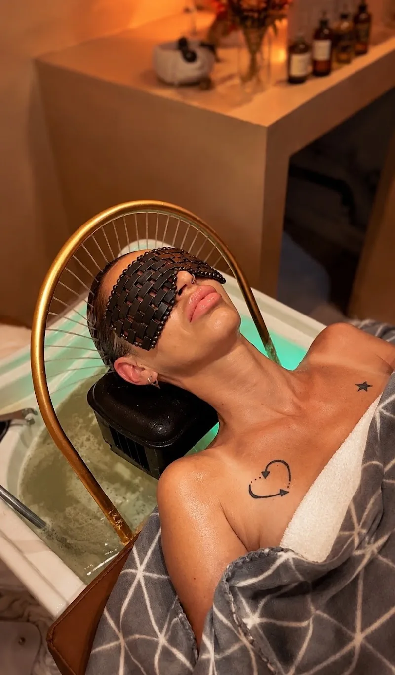 Aurora noire Institut de bien être et beauté - Sourcils & cils Dijon - Photo de couverture - OneBooking