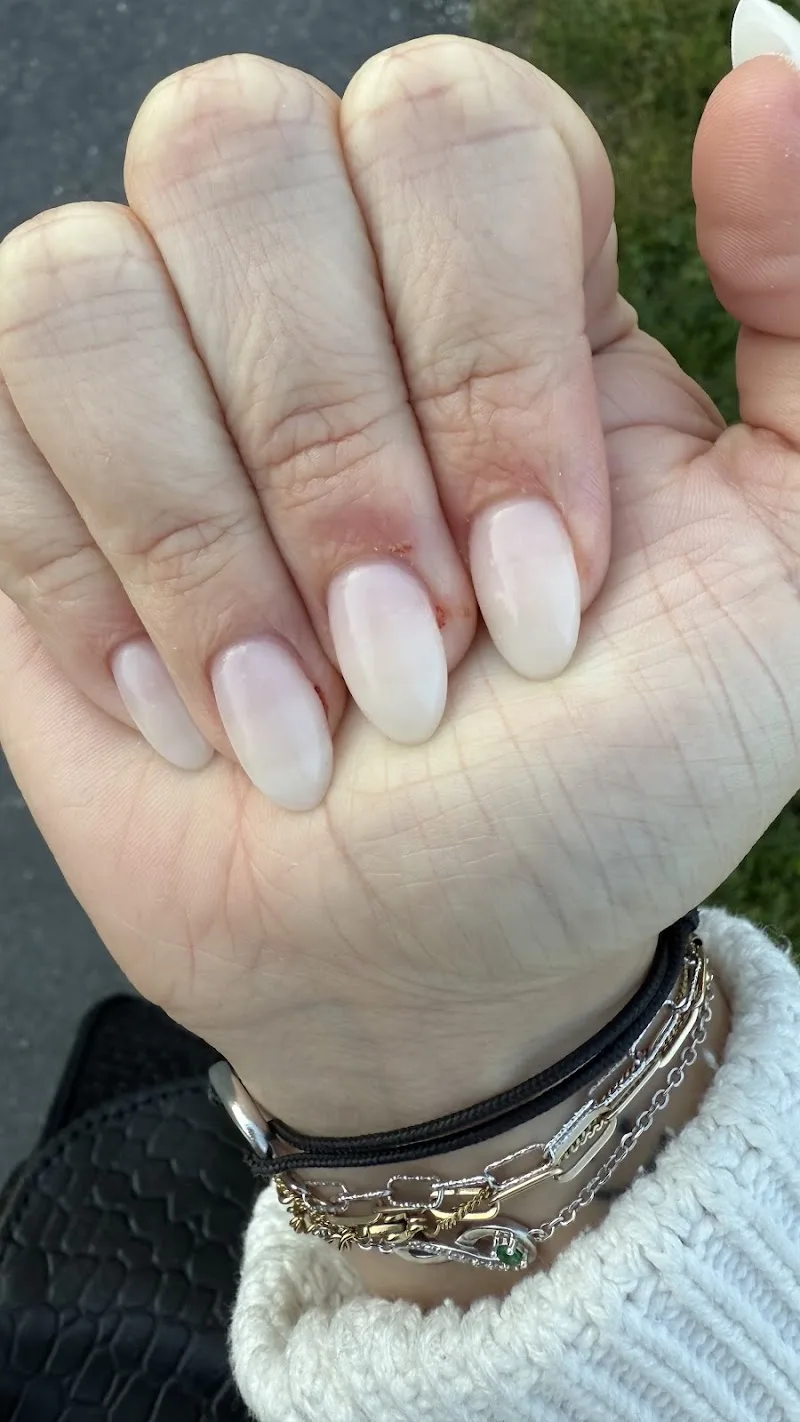 Chloé addict - Onglerie Clermont-Ferrand - Photo de couverture - OneBooking