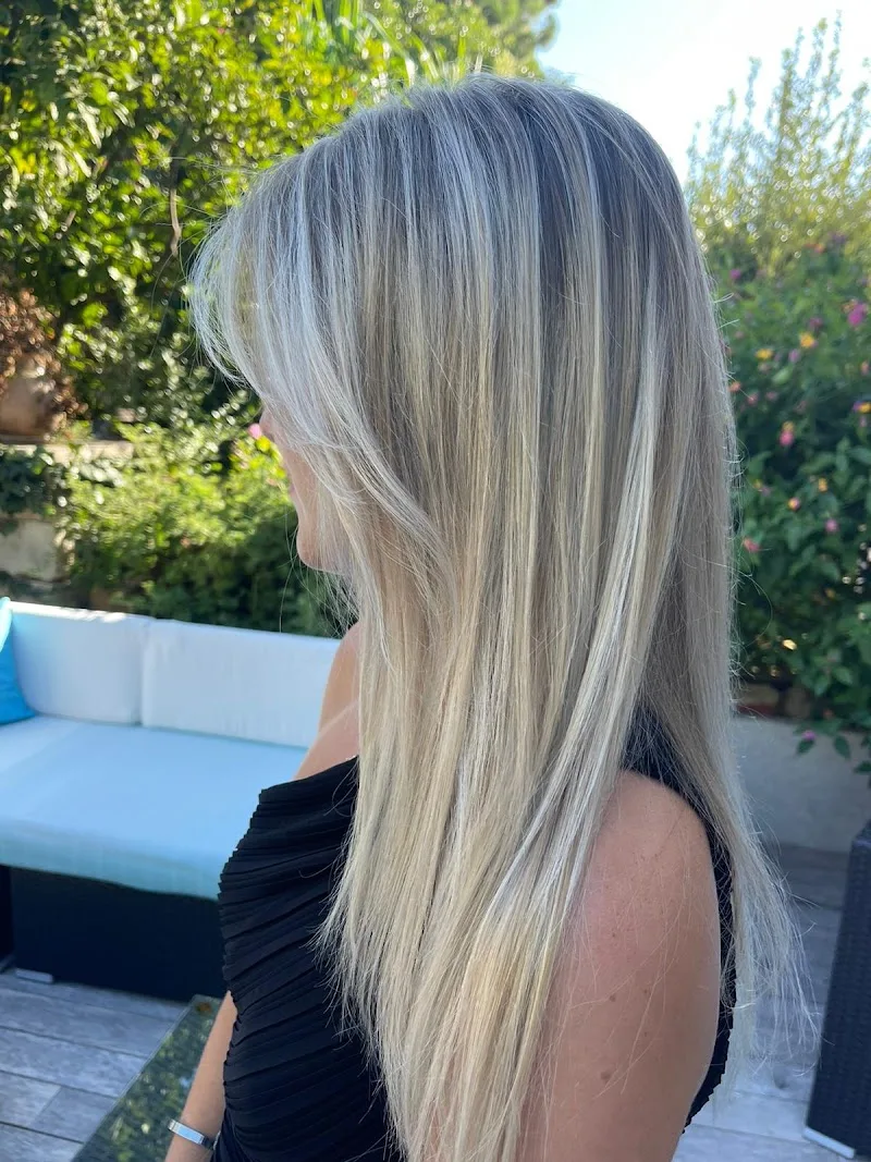 Coiffeuse a domicile /styliste maggia - Coiffure Cannes - Photo de couverture - OneBooking