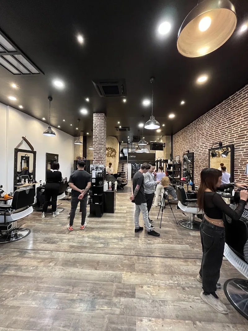 Everyone Speaks Coiffeur Homme Barbier - Barbier Bordeaux - Photo de couverture - OneBooking