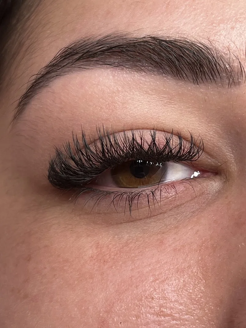 Nany’s Beauty Extensions de cils - Sourcils & cils Toulouse - Photo de couverture - OneBooking