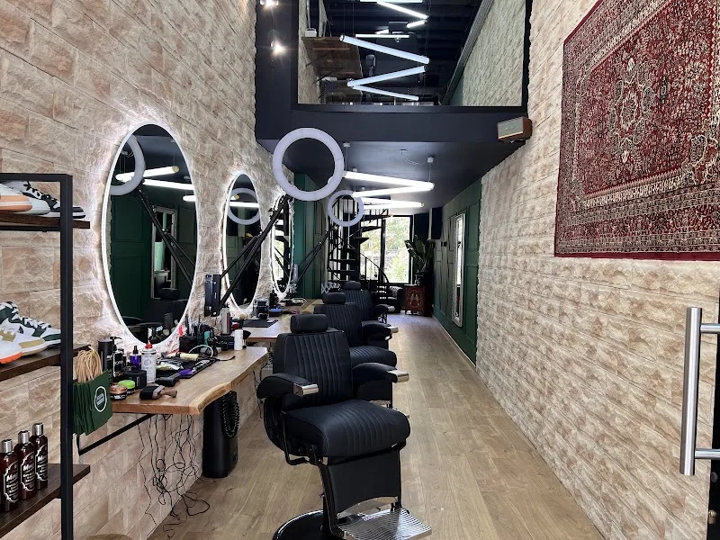 Un Homme À Suivre - Barbier Lyon - Photo de couverture - OneBooking