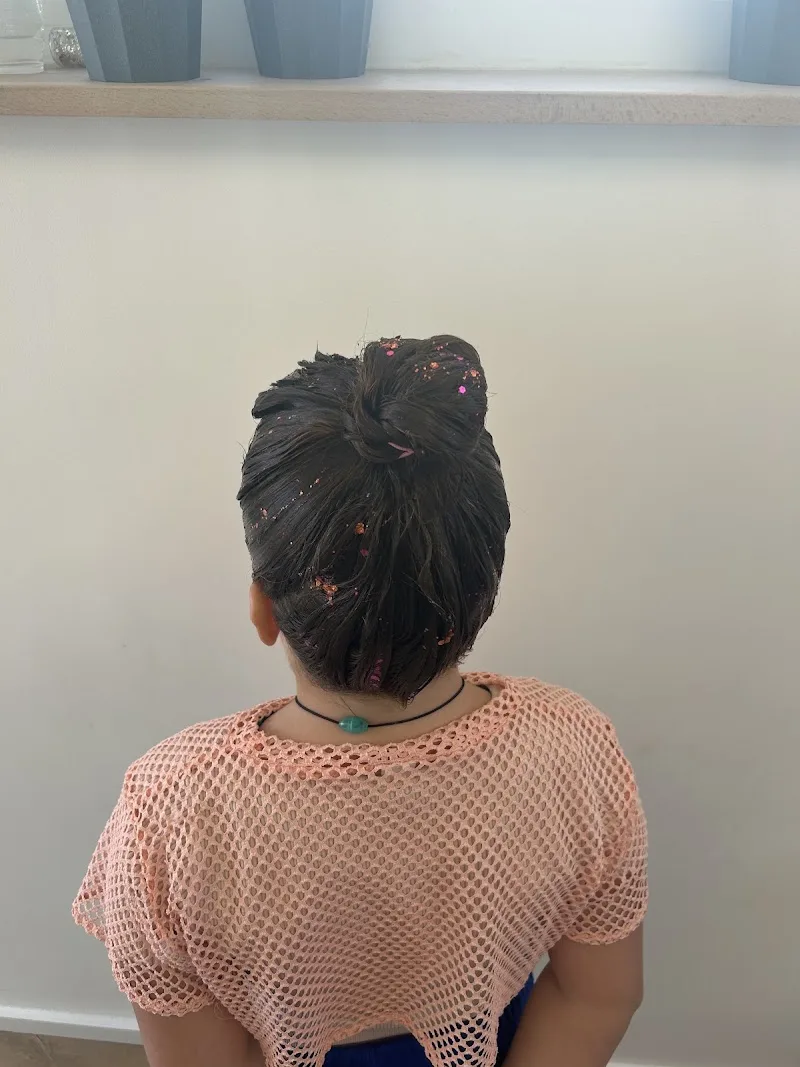 Centre Anti-Poux 63 – Clermont-Ferrand, Cournon-d’Auvergne, 03 (Allier), 15 (Cantal), 41 (Loire-et-Cher) – Zou Les Poux - Barbier Clermont-Ferrand - Photo de couverture - OneBooking