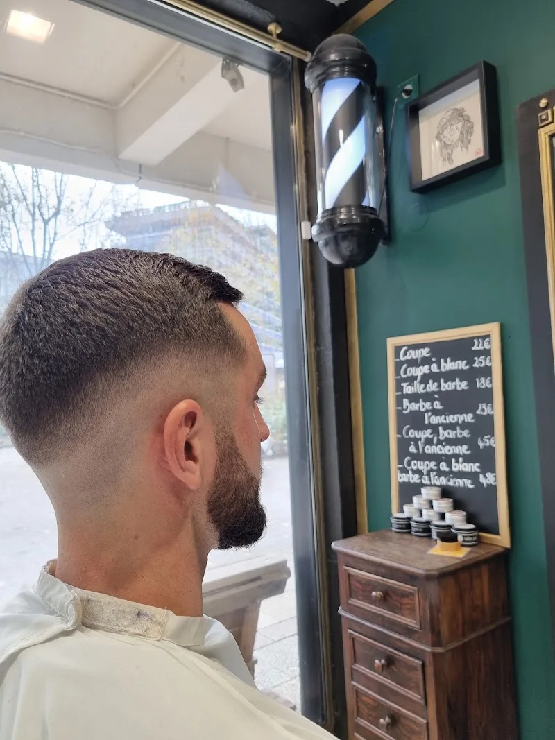 Enjoliveur Le Salon - Barbier Clermont-Ferrand - Photo de couverture - OneBooking