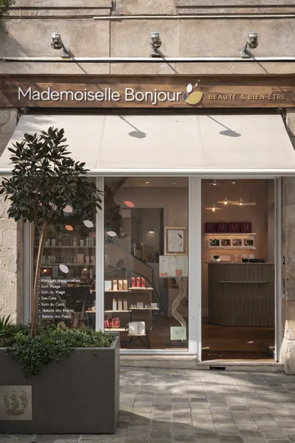 Mademoiselle Bonjour Institut Beauté & Bien-être - Onglerie La Rochelle - Photo de couverture - OneBooking