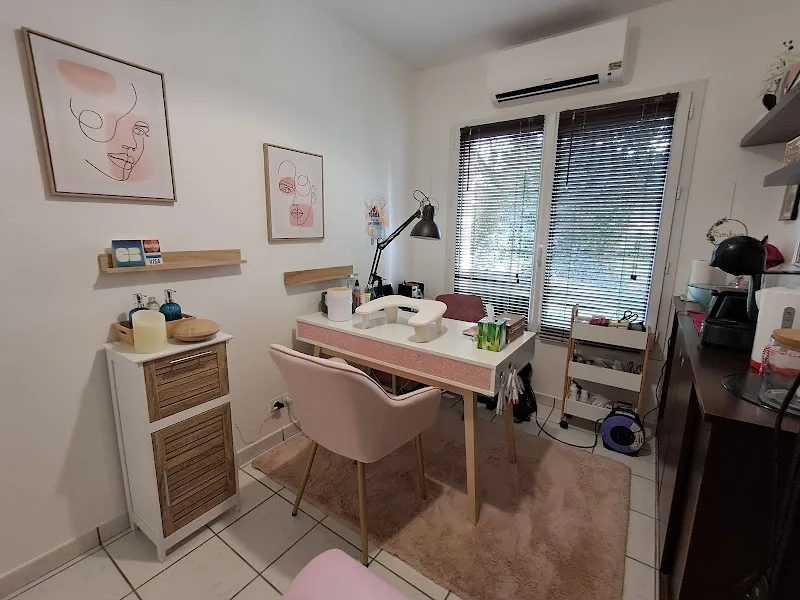 ROSE BONBON - Onglerie Poitiers - Photo de couverture - OneBooking