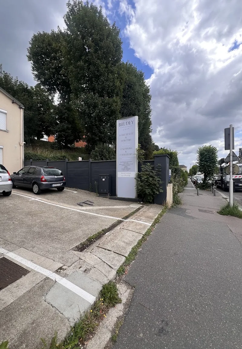 Brudey | Formation beauté | sourcils l ongles | massage | rouen