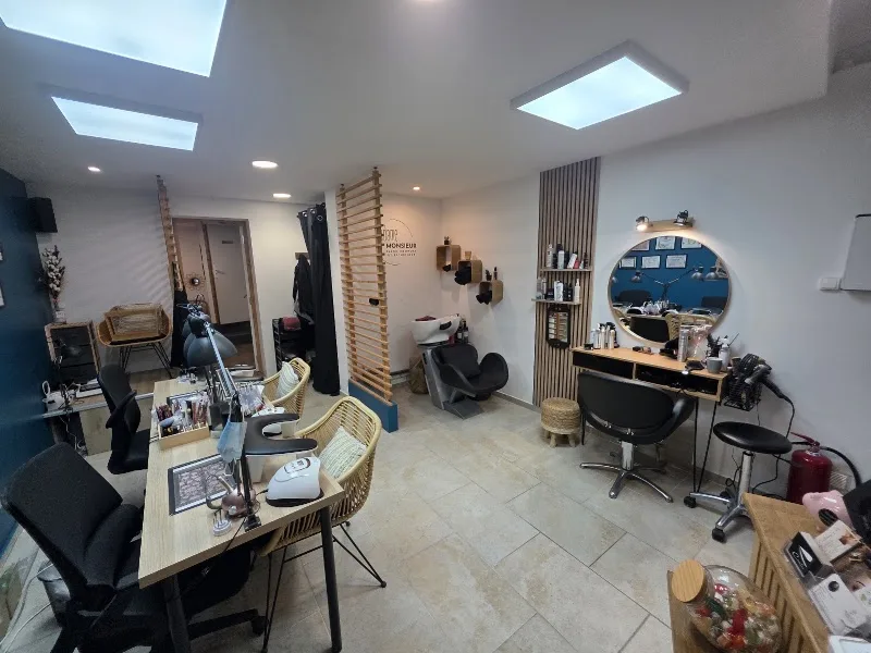 Madame Monsieur - Coiffure Vénéjan - Photo de couverture - OneBooking