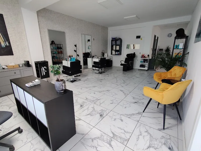 Hair Me Up - Coiffure Bucharest - Photo de couverture - OneBooking