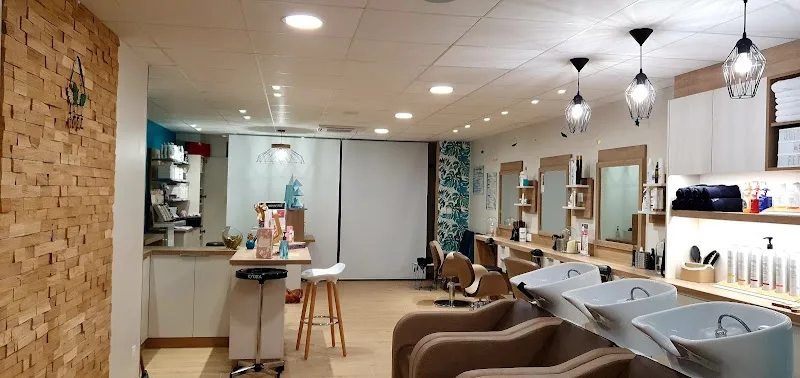Instant Z N - Coiffure Saint-Laurent-de-Carnols - Photo de couverture - OneBooking
