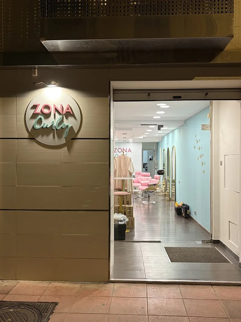 Zona Curly Castellón · El Salón más Experto en Método Curly y los Cabellos Rizados, Afros y Ondulados - Coiffure Castellón De La Plana - Photo de couverture - OneBooking