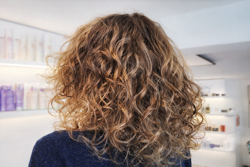 𝐋’𝐇𝐀𝐈𝐑 𝐏𝐈𝐍-𝐔𝐏 𝐂𝐮𝐫𝐥𝐲 expert cheveux bouclés à Mons