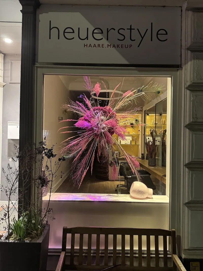 Heuerstyle Haare und Make-Up (Friseur Hamburg Spezialist für Haarschnitt, Farbe und Balayagetechniken - Coiffure Hamburg - Photo de couverture - OneBooking