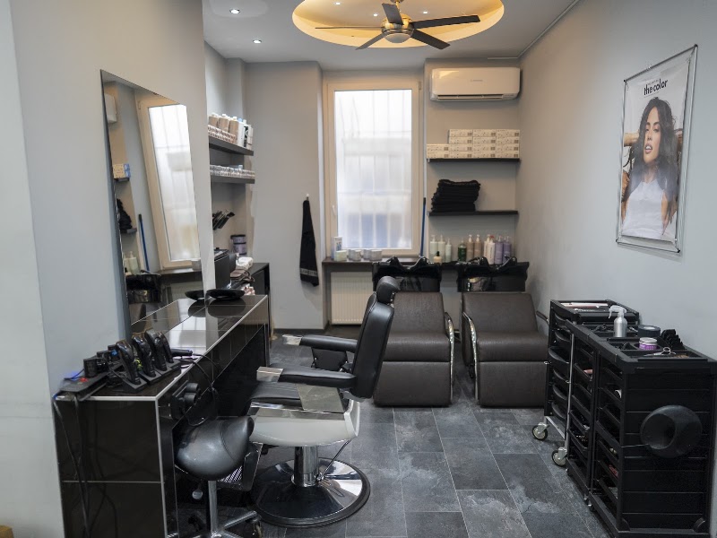 Different Hairstyle & Cosmetics Westend/Taunusanlage - Coiffure Frankfurt Am Main - Photo de couverture - OneBooking