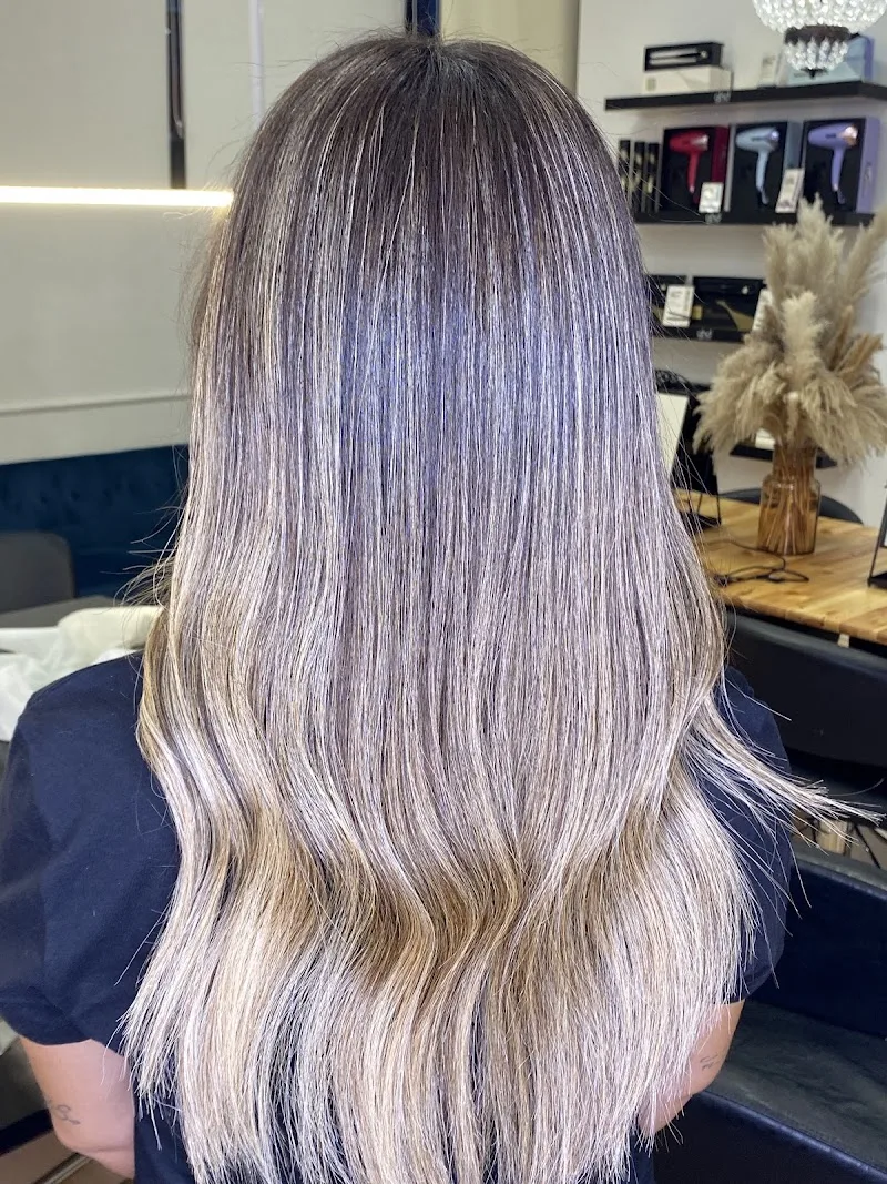 N°8 HAIR STUDIO