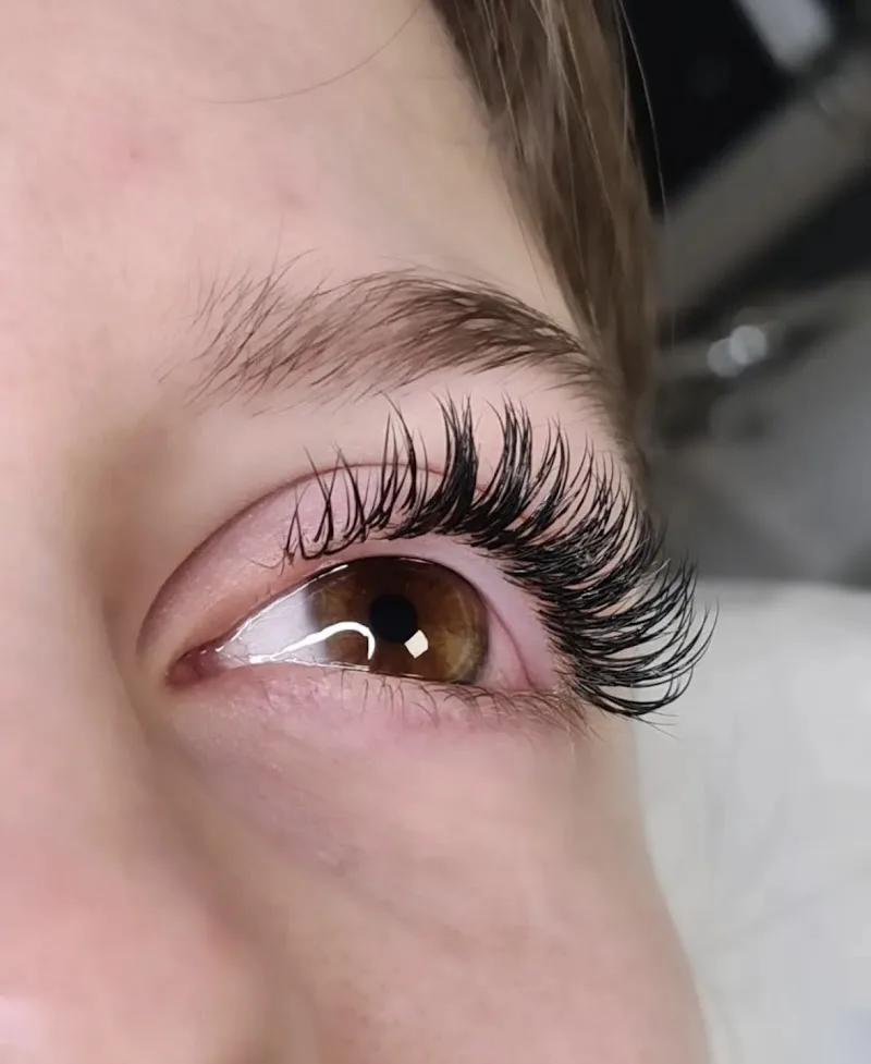 Nilena Beauté - Sourcils & cils Béziers - Photo de couverture - OneBooking