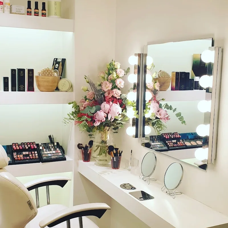 Yolanda Bernabe, Centro de Belleza