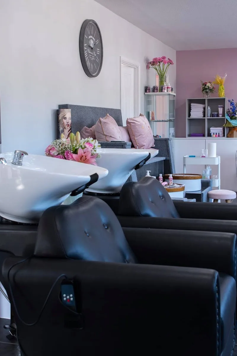 Perfectly Polished Plymstock - Coiffure Plymouth - Photo de couverture - OneBooking