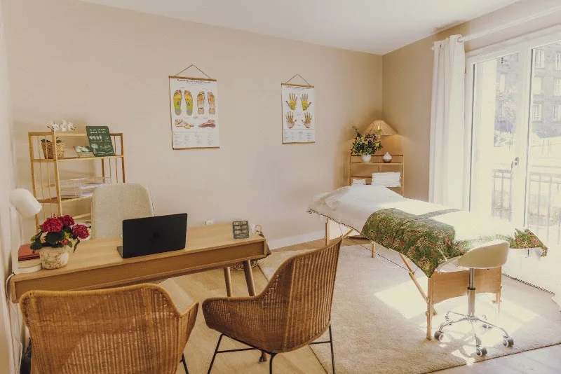 Stéphanie de GRANDMAISON - Reflexologie - Bien-être Nantes - Photo de couverture - OneBooking