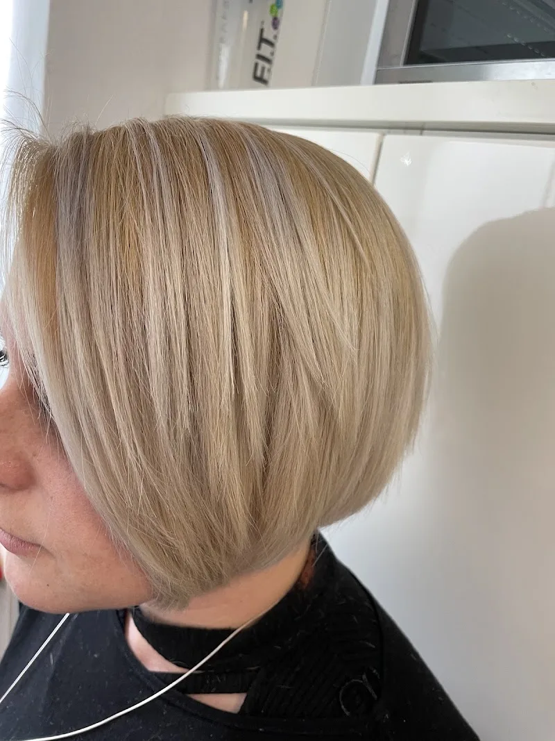Nesrin Private Hairlounge - Friseur München Maximilianplatz - Balayage - Blond & Extensions